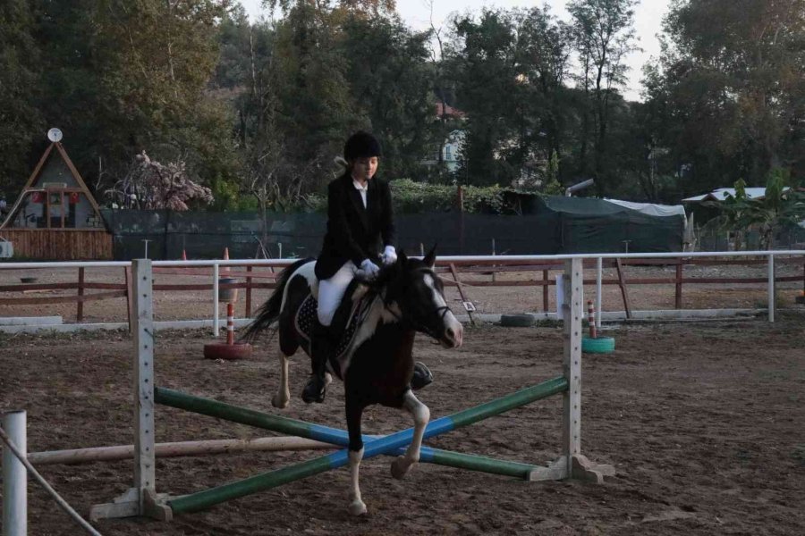 Rusya Uyruklu Çocuklar Binicilik Yarışında Ter Döktü