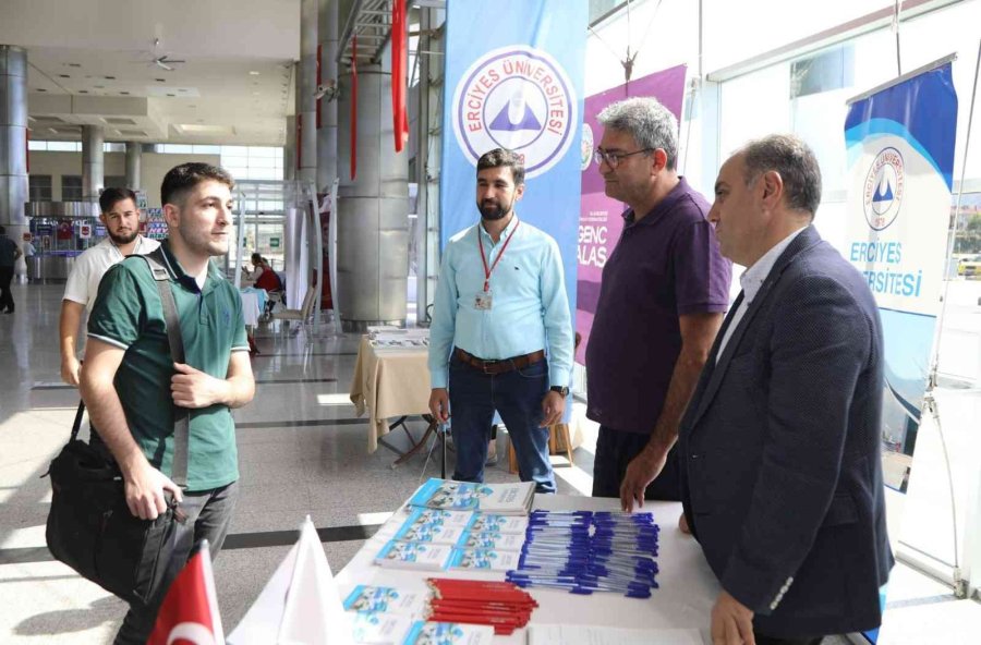 Rektör Altun, Erü’nün Yeni Öğrencilerini Karşıladı