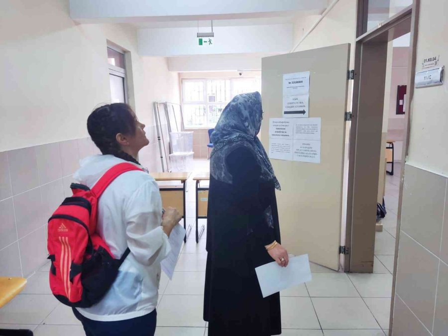 Çifte Vatandaşlar Bulgaristan’daki Erken Genel Seçim İçin Sandık Başında