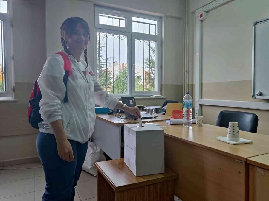 Çifte Vatandaşlar Bulgaristan’daki Erken Genel Seçim İçin Sandık Başında