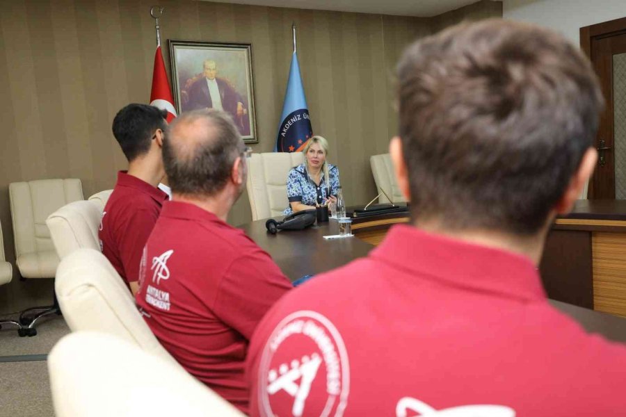 Rektör Özkan Tufan Elektromobil Takımı İle Bir Araya Geldi