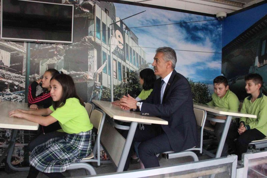 Vali Akkoyun, Memleketi Elazığ’da Yaşanan Depremi Simülasyon Tırında Birebir Yaşadı