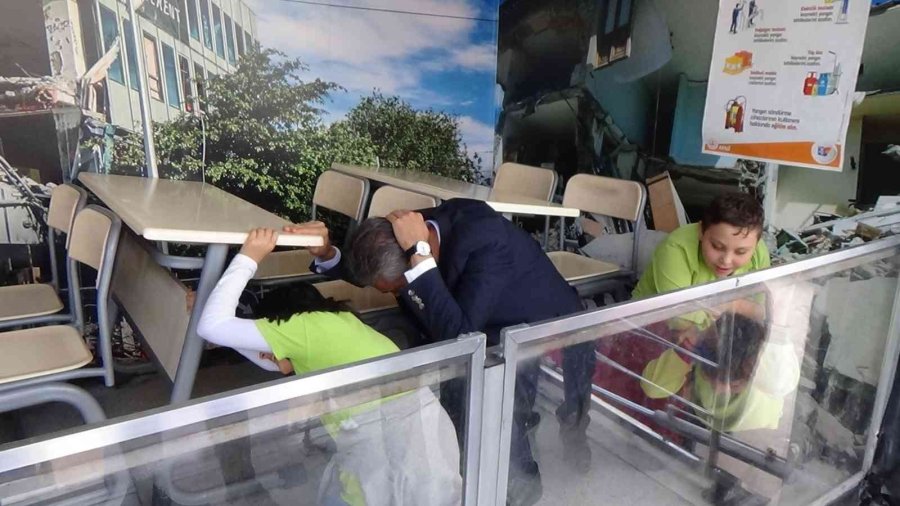 Vali Akkoyun, Memleketi Elazığ’da Yaşanan Depremi Simülasyon Tırında Birebir Yaşadı