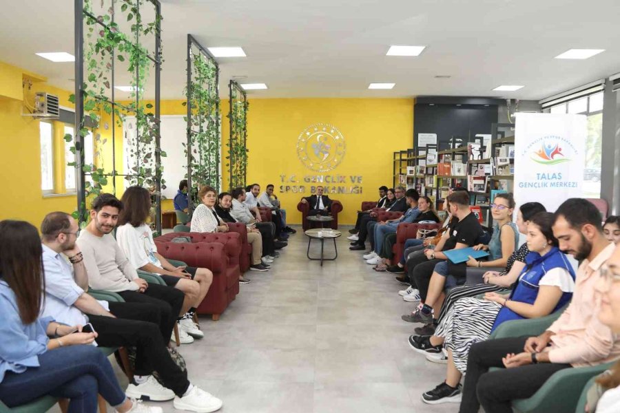 Erü Rektörü Altun, Öğrenciler İle Bir Araya Geldi