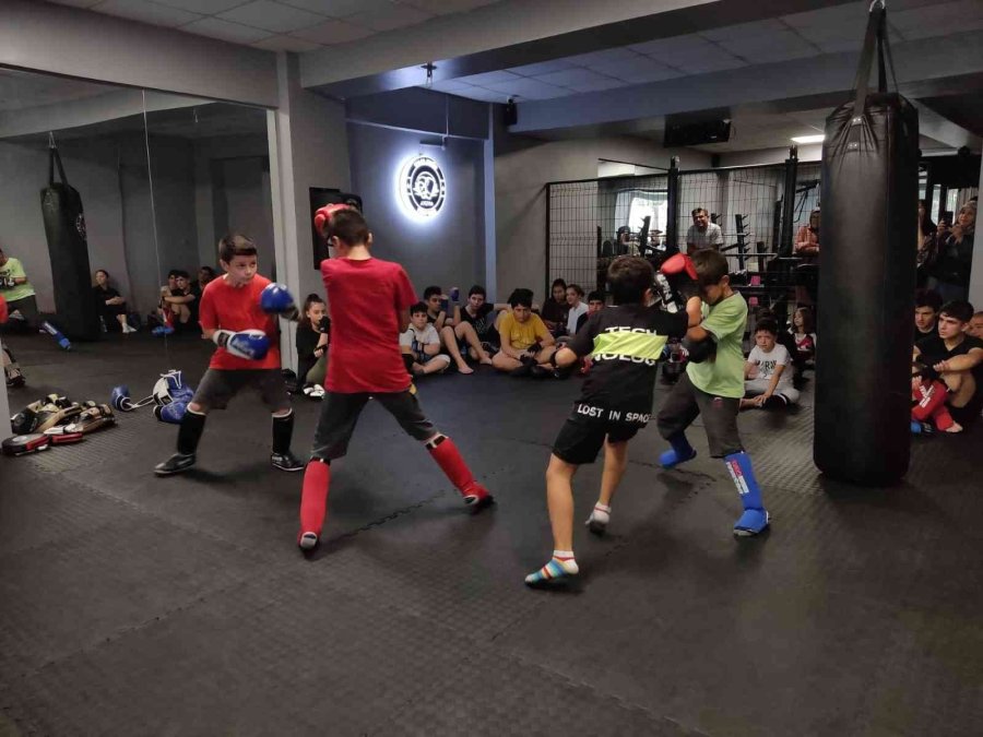 Kick Boks Sporcuları Kuşak Sevinci Yaşadı
