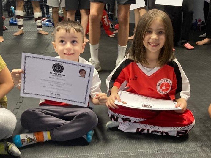 Kick Boks Sporcuları Kuşak Sevinci Yaşadı