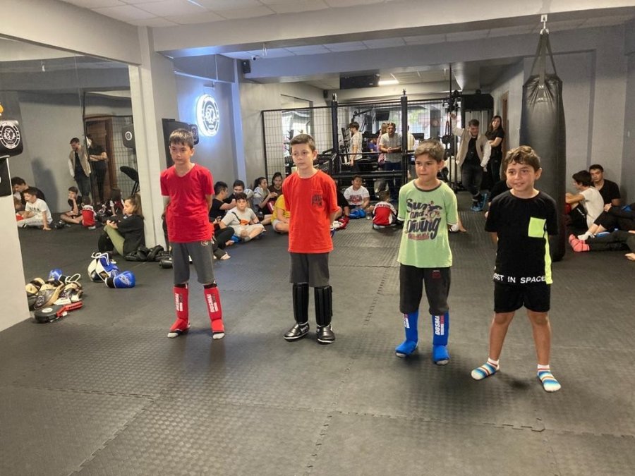 Kick Boks Sporcuları Kuşak Sevinci Yaşadı