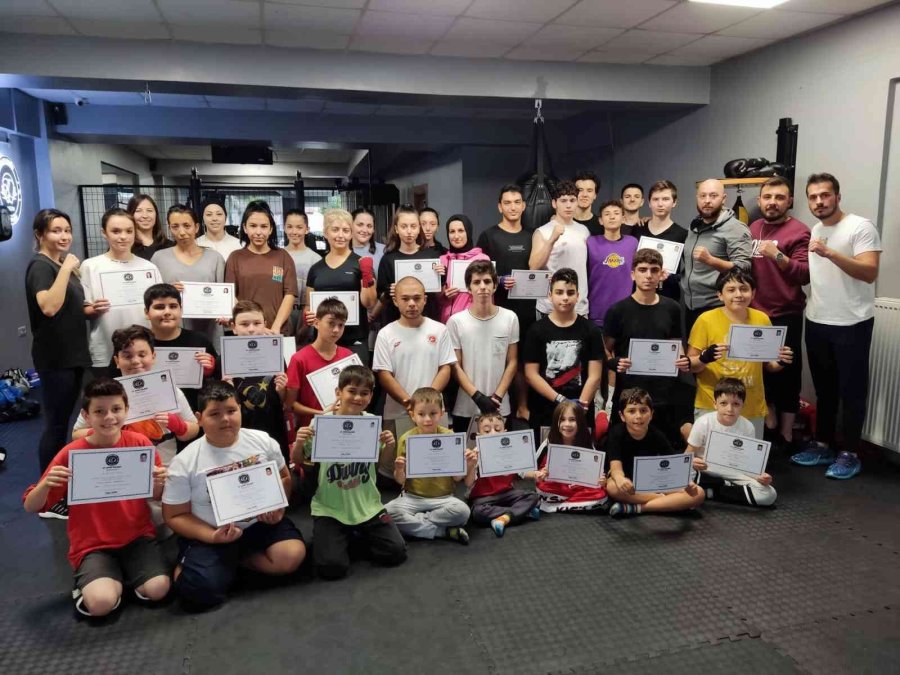 Kick Boks Sporcuları Kuşak Sevinci Yaşadı
