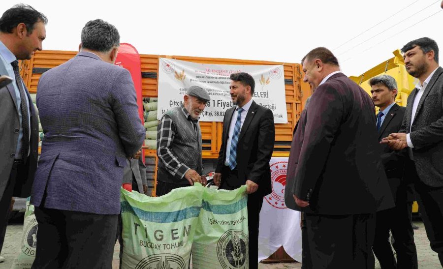 Beylikovalı Çiftçilere Uygun Fiyata Tohum Dağıtıldı
