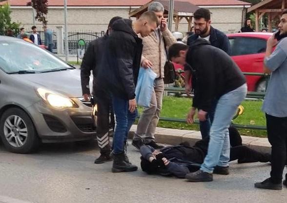 Otomobilin Çarptığı Scooterda Bulunan 2 Kişi Yaralandı