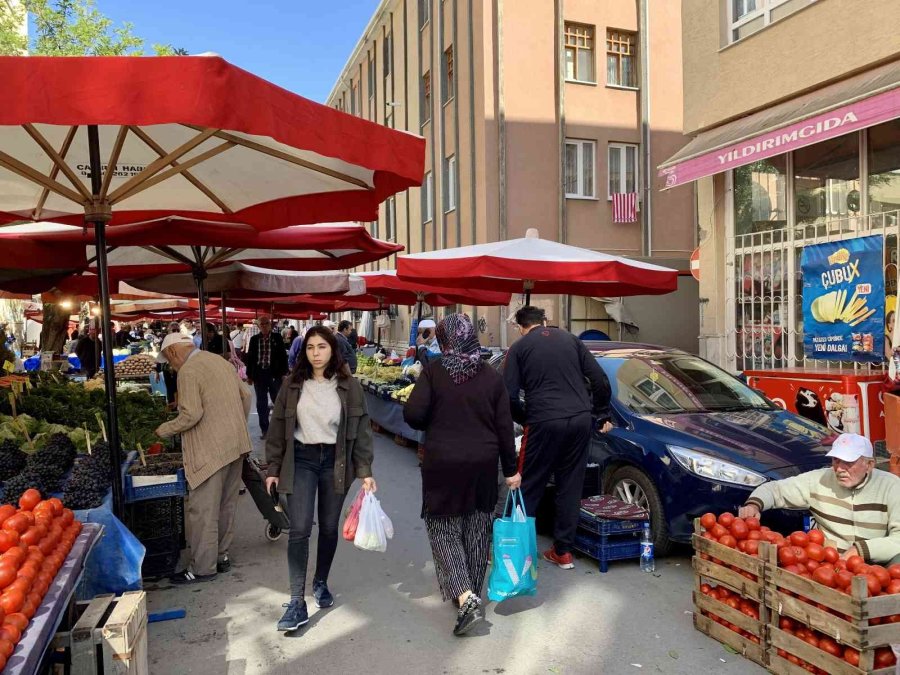 Pazarcı Esnafının Başı Caddeye Park Eden Araçlarla Dertte