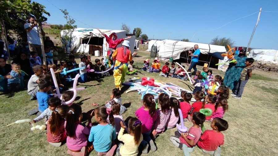 Çadır Kentteki Çocukların Yüzünü Güldürdüler