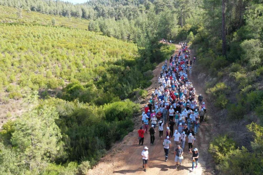 Mezitli’de Vatandaşlar Doğa Yürüyüşünde Buluştu
