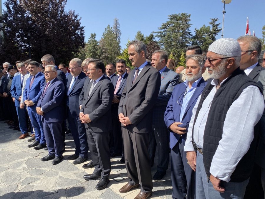 Bakan Özer, Kayseri’de Cenaze Namazına Katıldı