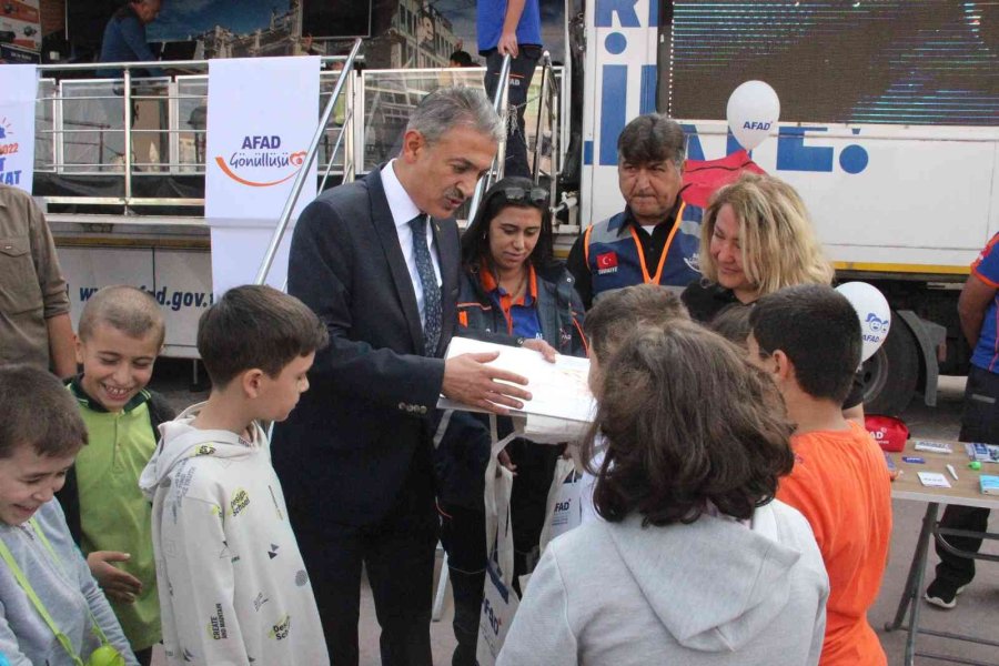 Vali Akkoyun, Memleketi Elazığ’da Yaşanan Depremi Simülasyon Tırında Birebir Yaşadı