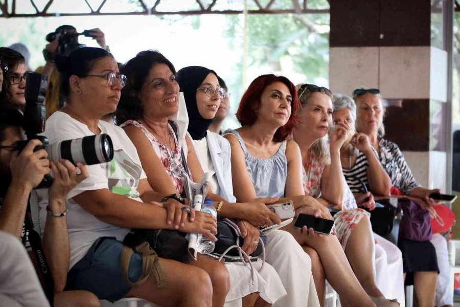 Altın Portakal’da Görücüye Çıkan “bomboş” Filmine İzleyicilerin İlgisi Yoğun Oldu