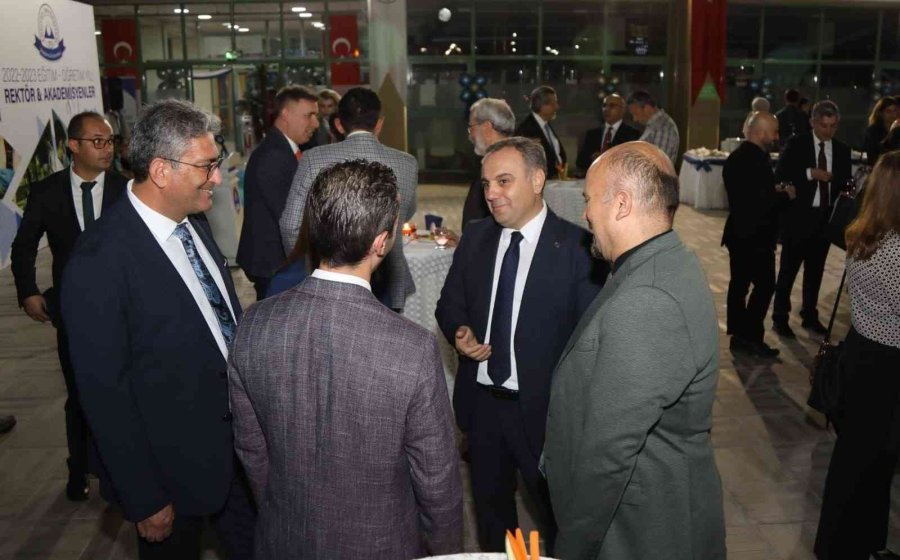 Erü Rektörü Altun, Tıp Fakültesi Akademisyenleri İle Bir Araya Geldi