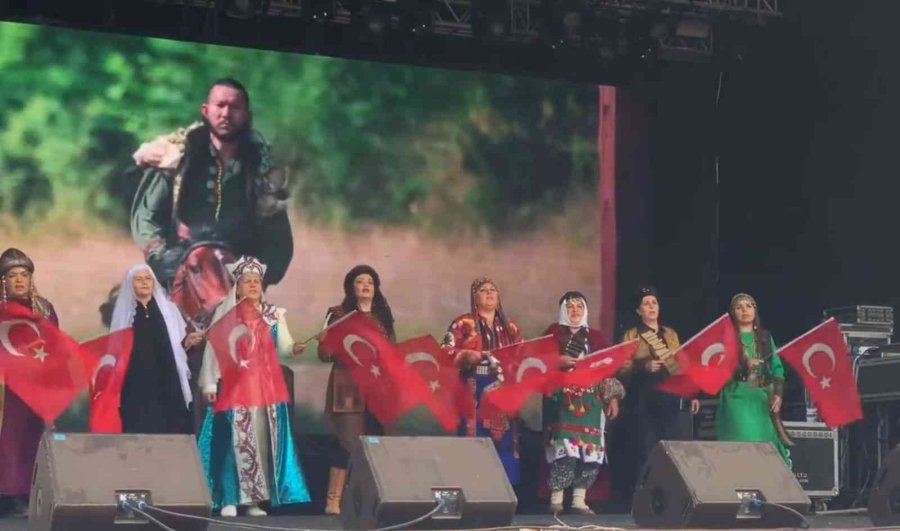 "kahraman Türk Kadınları" Temalı Gösteri Yoğun İlgiyle İzlendi