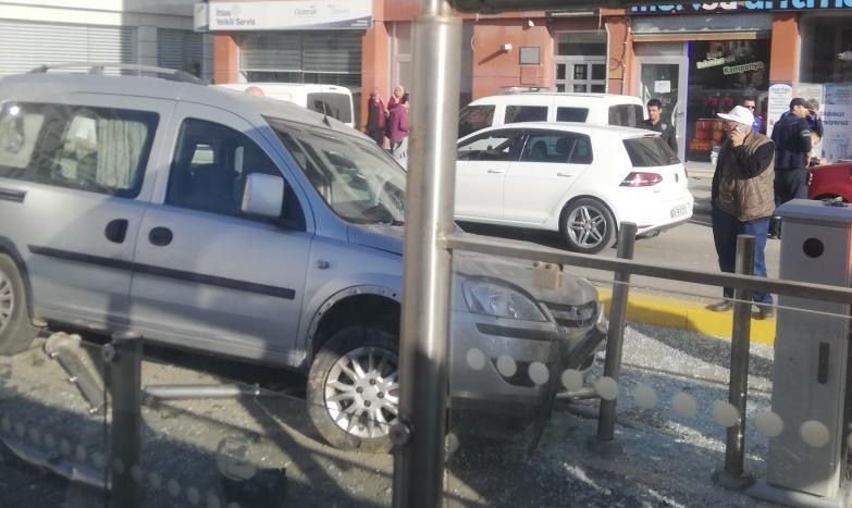 Hafif Ticari Araç Tramvay Durağına Daldı