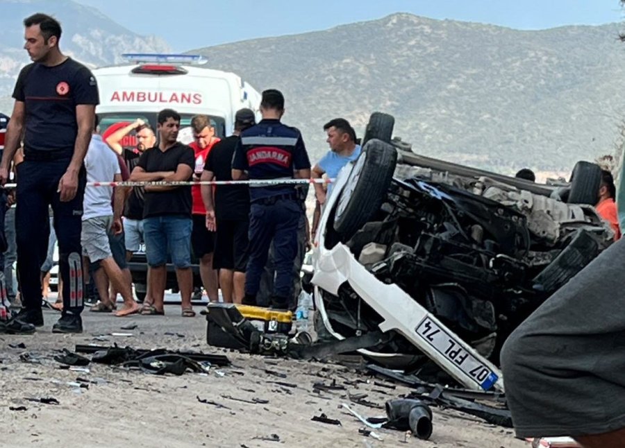 Antalya’da Feci Kaza: Dede İle 2 Yaşındaki Torunu Öldü, 4 Kişi Yaralandı