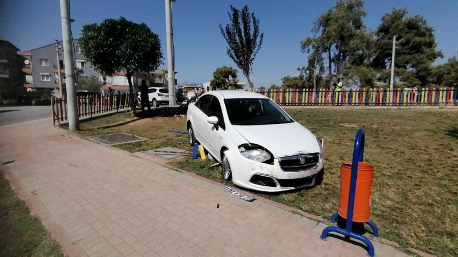Yaralamalı Trafik Kazasına Karışan Otomobil, Çocuk Parkına Daldı