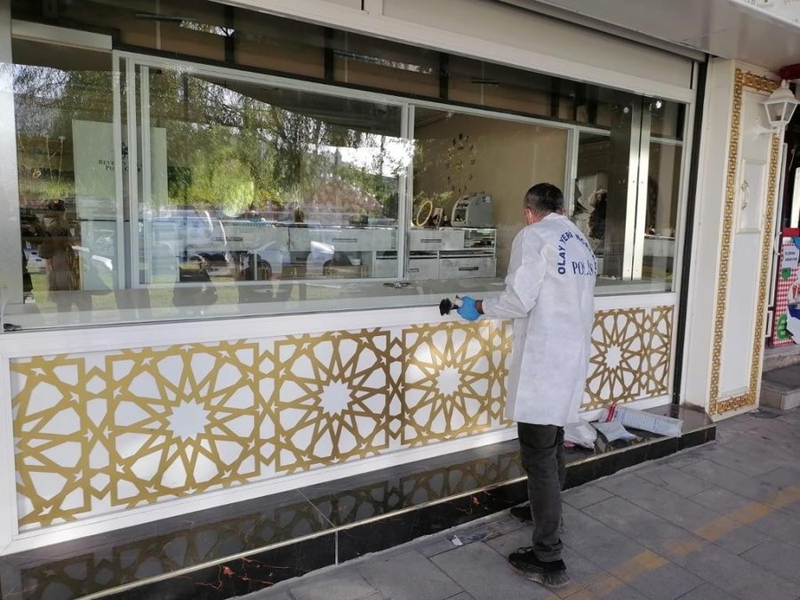 Duvarı Delerek Kuyumcuya Girmeye Çalışan Şüpheli Polisten Kaçamadı