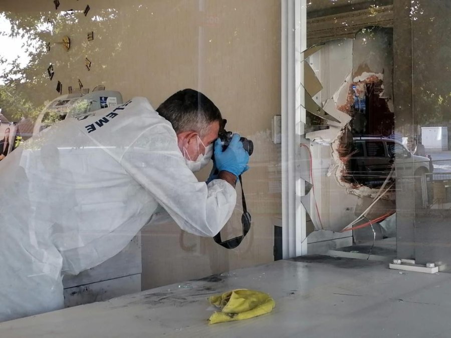 Duvarı Delerek Kuyumcuya Girmeye Çalışan Şüpheli Polisten Kaçamadı