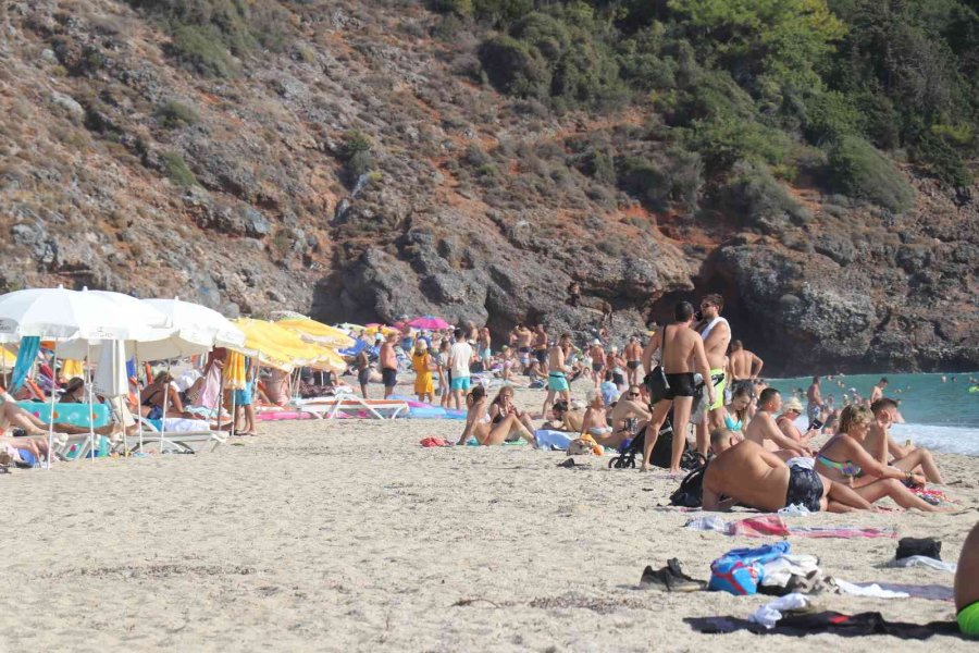 Ekim Ayında Sıcaklığın 32 Derece Olduğu İlçede Serinlemek İsteyenler Denize Girdi