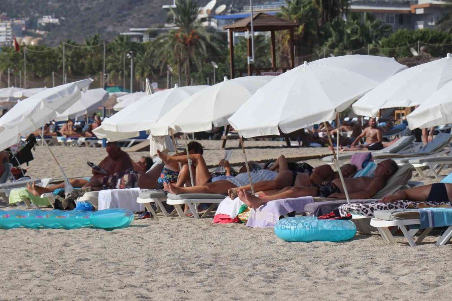 Ekim Ayında Sıcaklığın 32 Derece Olduğu İlçede Serinlemek İsteyenler Denize Girdi