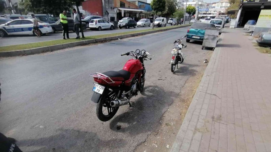 Antalya’da İki Motosiklet Çarpıştı, Sürücüler Yaralandı