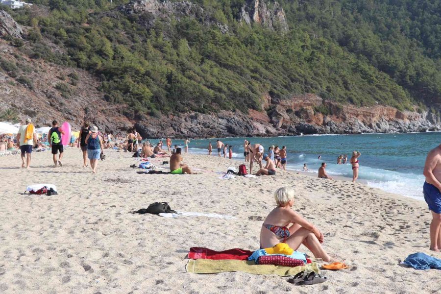 Ekim Ayında Sıcaklığın 32 Derece Olduğu İlçede Serinlemek İsteyenler Denize Girdi