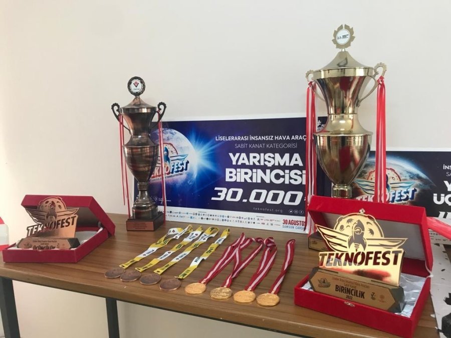 Geçen Yıl Üçüncü Oldukları Teknofest’te Bu Yıl Birinciliği Kazandılar