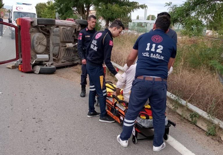 Devrilen Otomobilin Sürücüsü Yaralandı