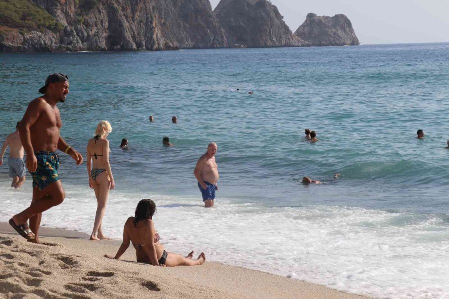 Ekim Ayında Sıcaklığın 32 Derece Olduğu İlçede Serinlemek İsteyenler Denize Girdi