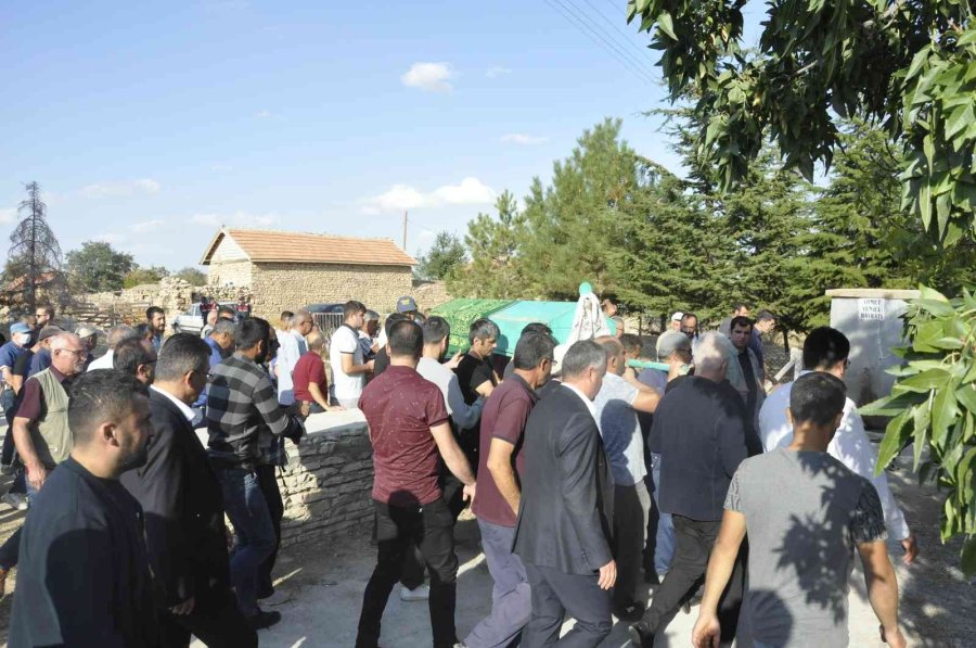 Karaman’da Köpeğin Saldırısı Sonucu Ölene Kadın Toprağa Verildi