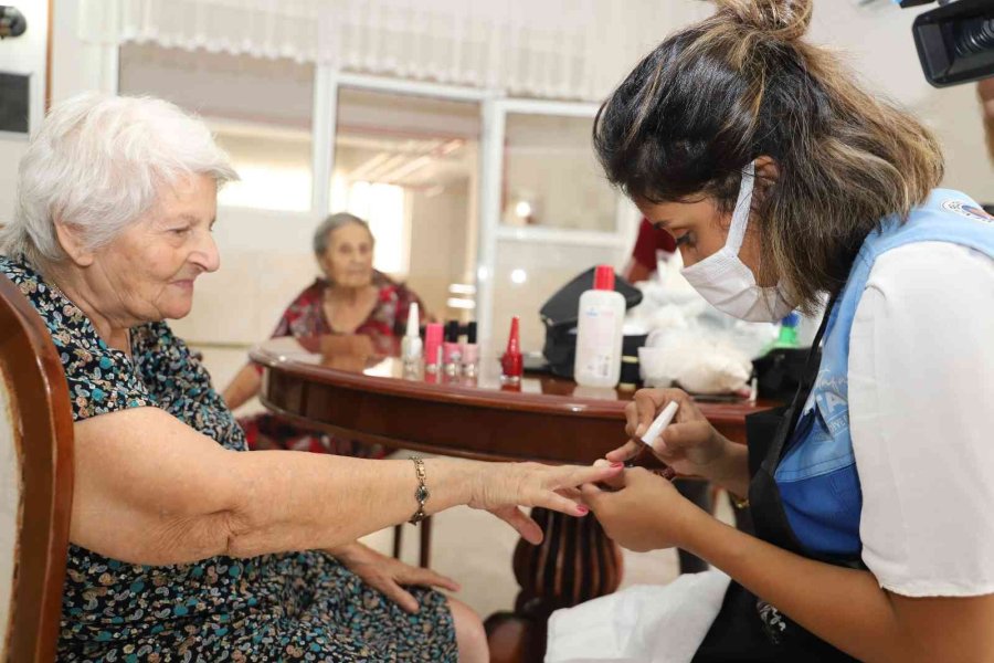 Huzurevi Sakinlerine Kuaför Ve Kişisel Bakım Hizmeti