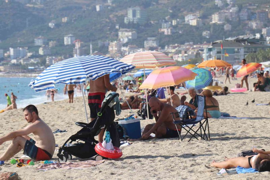 Ekim Ayında Sıcaklığın 32 Derece Olduğu İlçede Serinlemek İsteyenler Denize Girdi