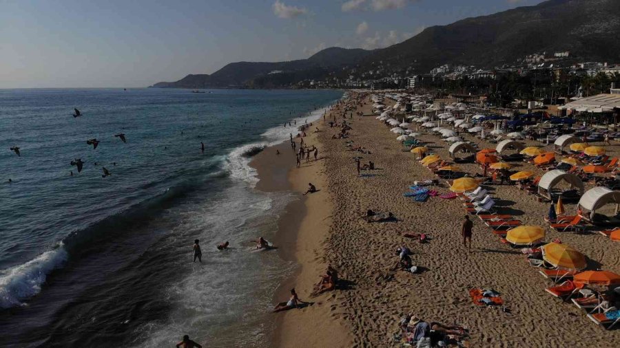 Ekim Ayında Sıcaklığın 32 Derece Olduğu İlçede Serinlemek İsteyenler Denize Girdi