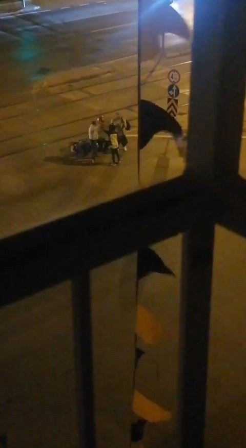 Yeni Motosikleti İle Kaza Yapan Genç Kız Hırsını Kendisine Çarpan Sürücüye Kaskı İle Vurarak Çıkardı