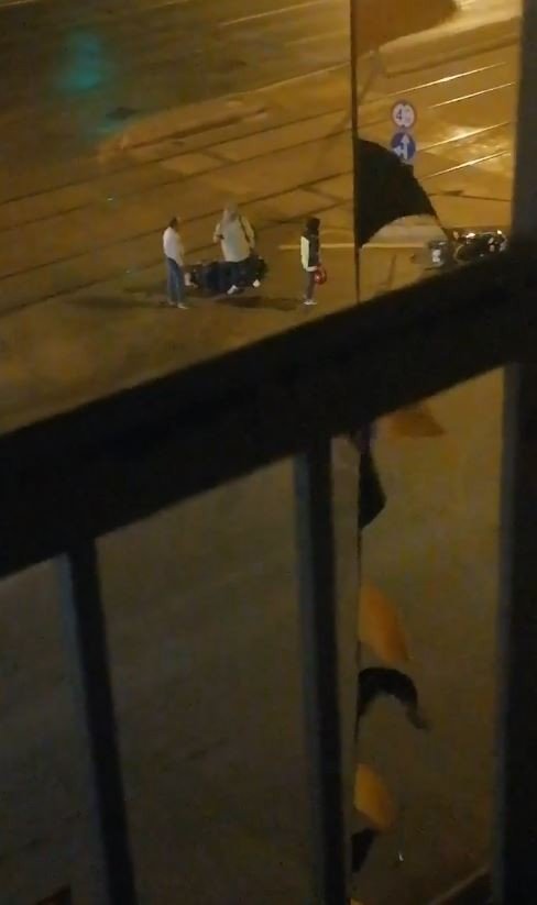 Yeni Motosikleti İle Kaza Yapan Genç Kız Hırsını Kendisine Çarpan Sürücüye Kaskı İle Vurarak Çıkardı