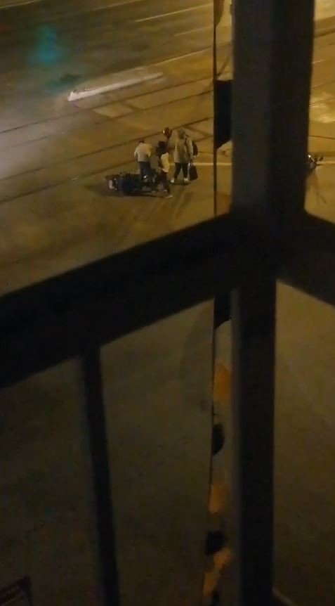 Yeni Motosikleti İle Kaza Yapan Genç Kız Hırsını Kendisine Çarpan Sürücüye Kaskı İle Vurarak Çıkardı