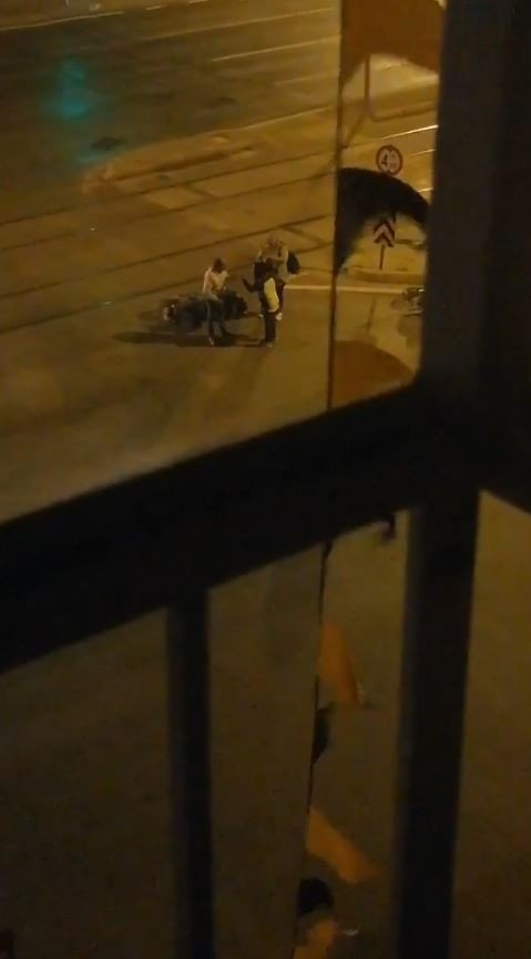 Yeni Motosikleti İle Kaza Yapan Genç Kız Hırsını Kendisine Çarpan Sürücüye Kaskı İle Vurarak Çıkardı