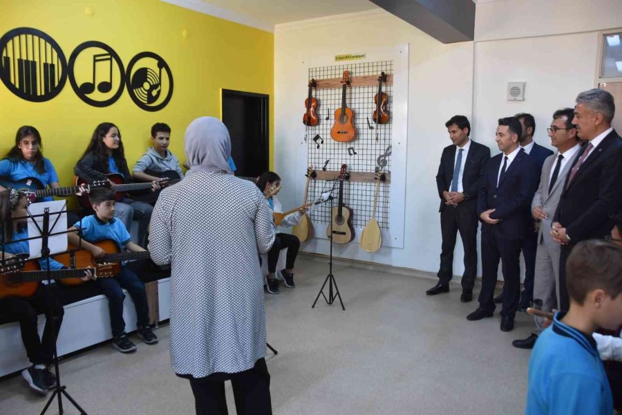 Vali Akkoyun, Toki Ortaokulu Çocuk Kulübü Ve Etkinlik Atölyeleri Açılışına Katıldı