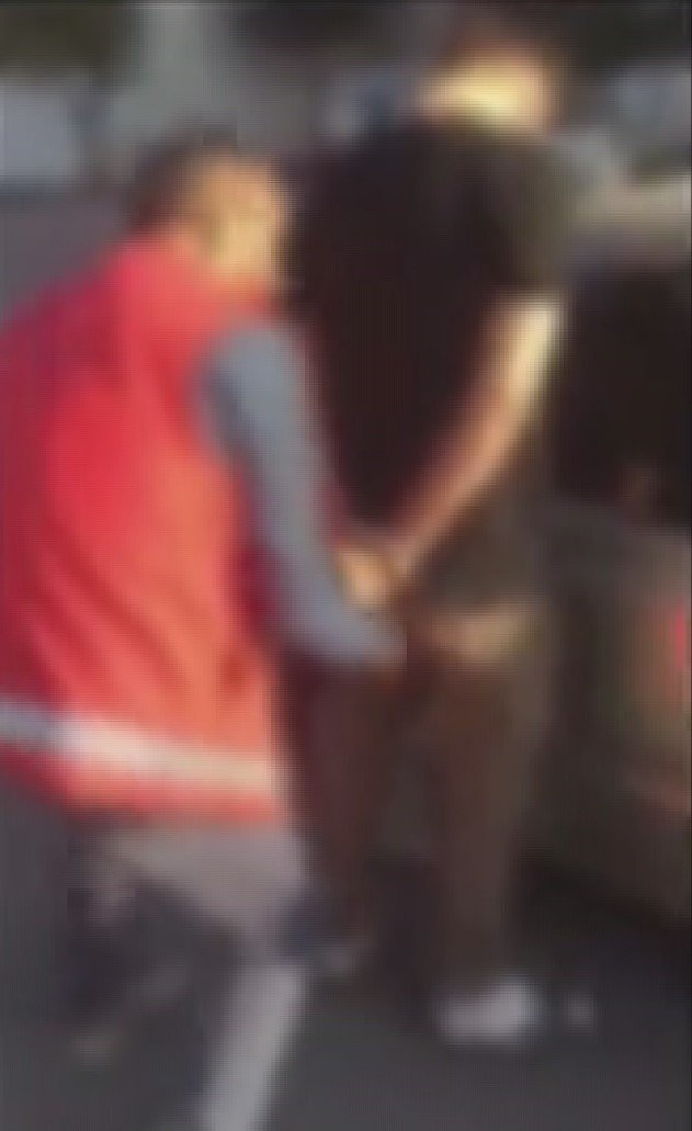 Polis Kılıktan Kılığa Giriyor, Suçluları Yakalıyor