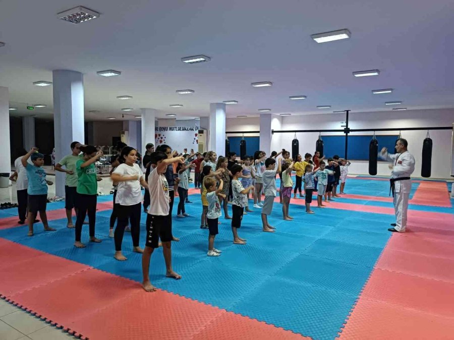 Kemer’de Ücretsiz Karate Ve Kick Boks Kursları Veriliyor