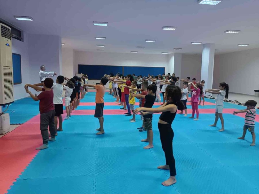 Kemer’de Ücretsiz Karate Ve Kick Boks Kursları Veriliyor