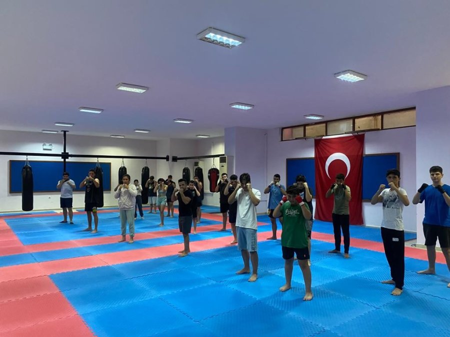 Kemer’de Ücretsiz Karate Ve Kick Boks Kursları Veriliyor
