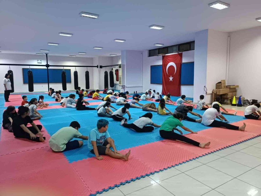 Kemer’de Ücretsiz Karate Ve Kick Boks Kursları Veriliyor