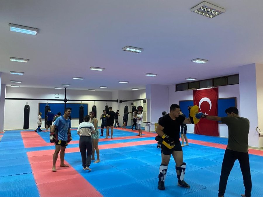 Kemer’de Ücretsiz Karate Ve Kick Boks Kursları Veriliyor