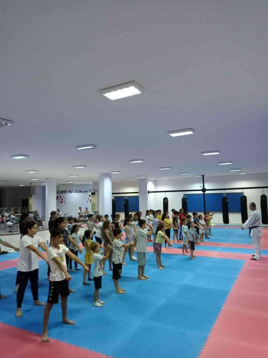 Kemer’de Ücretsiz Karate Ve Kick Boks Kursları Veriliyor